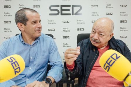 Vicente Hipólito en los estudios de Radio Alicante SER