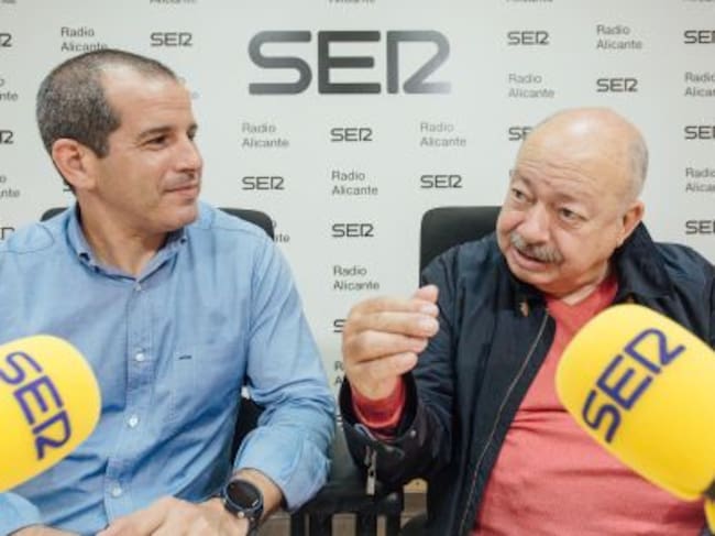 Vicente Hipólito en los estudios de Radio Alicante SER