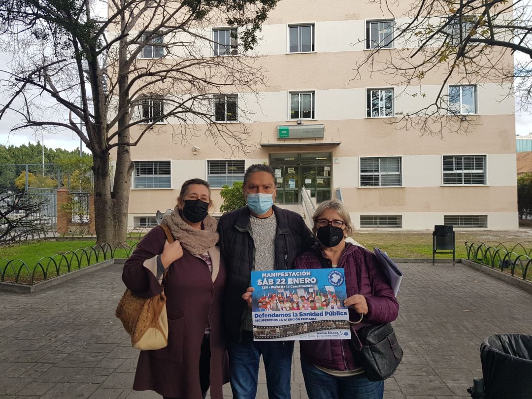 Ana Belén Espejo Martínez, Rafael Cañadas y Mercedes Sánchez, miembros de Marea Blanca en el Centro de Salud de Capuchinos