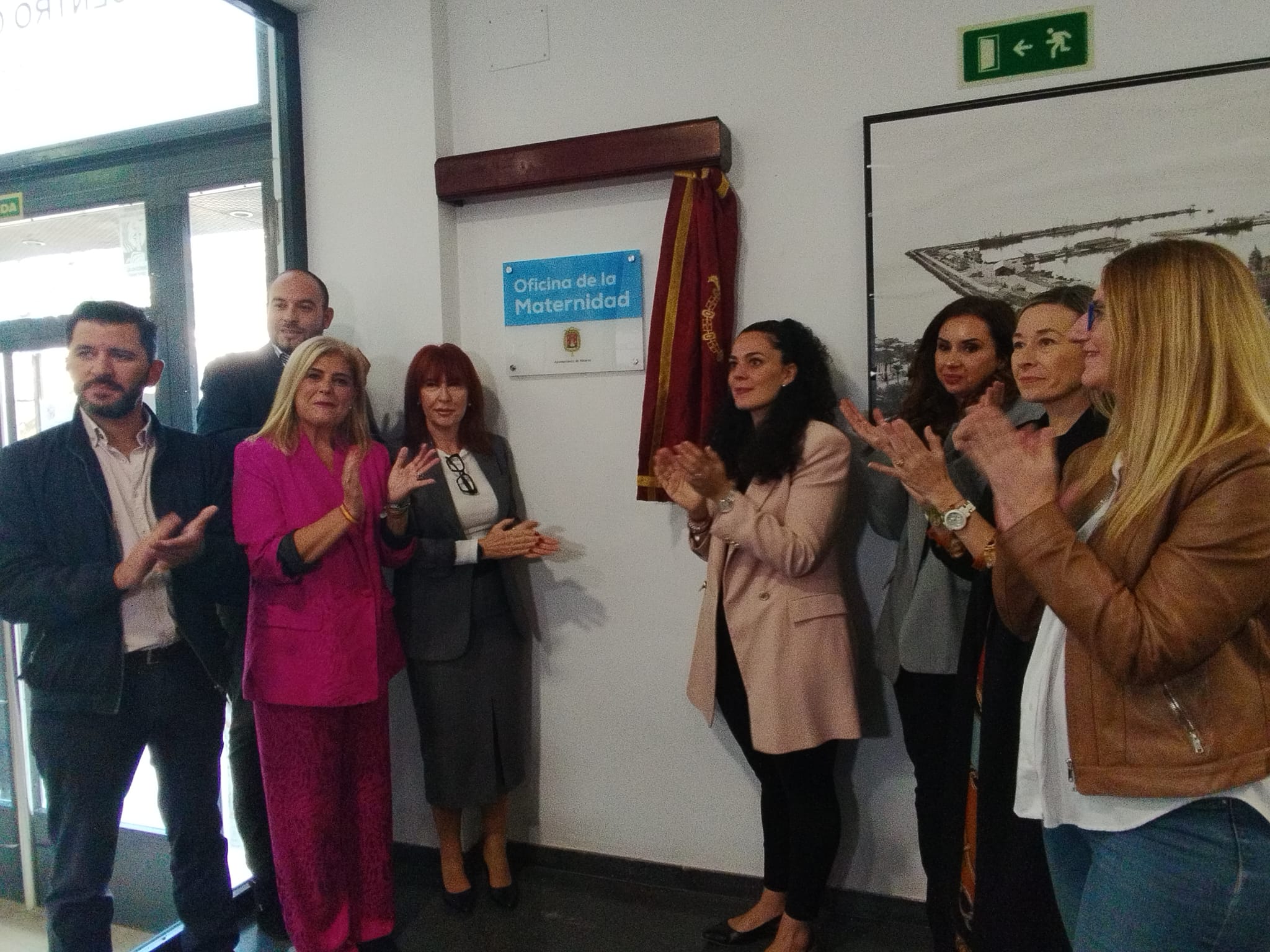 Los ediles de Vox junto a las concejalas del PP destapan la placa en la inauguración de la oficina de apoyo a la maternidad de Alicante