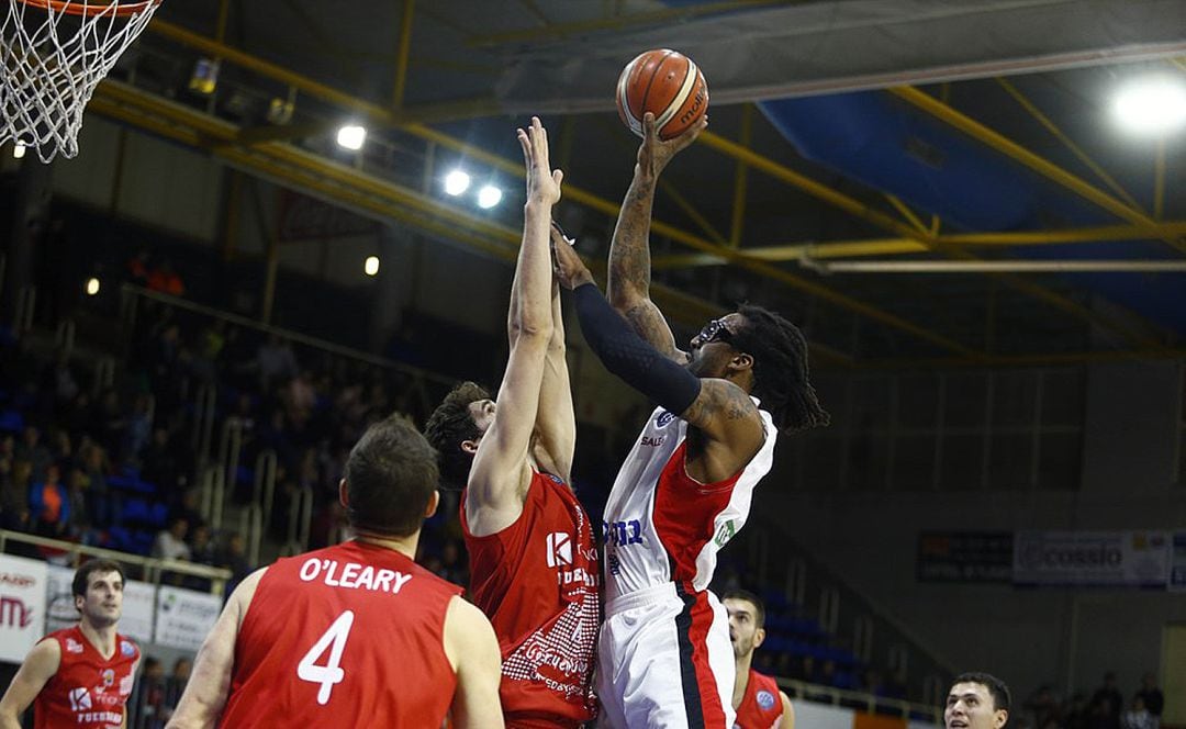 Amare Stoudamire (Hapoel) lanza a canasta ante la oposición de Chema González (Fuenlabrada). El seis veces All Star anotó 24 puntos en 13 minutos.