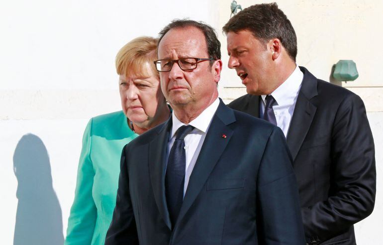 El italiano Matteo Renzi, la alemana Angela Merkel (L) y el francés Francois Hollande.