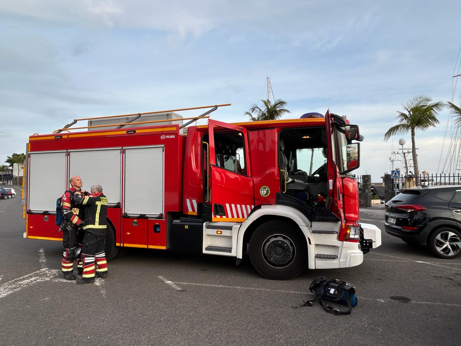 Bomberos de Lanzarote en el puerto deportivo de Puerto Calero.