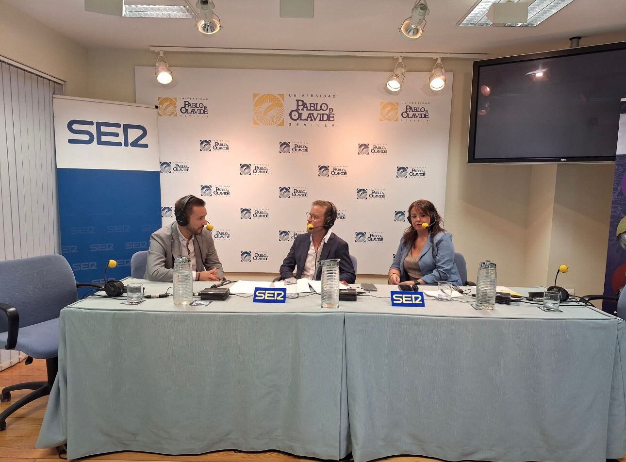 (De izquierda a derecha) Francisco Javier Maestre Ansio, alcalde de San Sebastián de los Ballesteros (Córdoba); Fernando Pérez Monguió e Irene de Paula González Guerrero, concejala de Turismo y Fiestas de Prado del Rey (Cádiz)