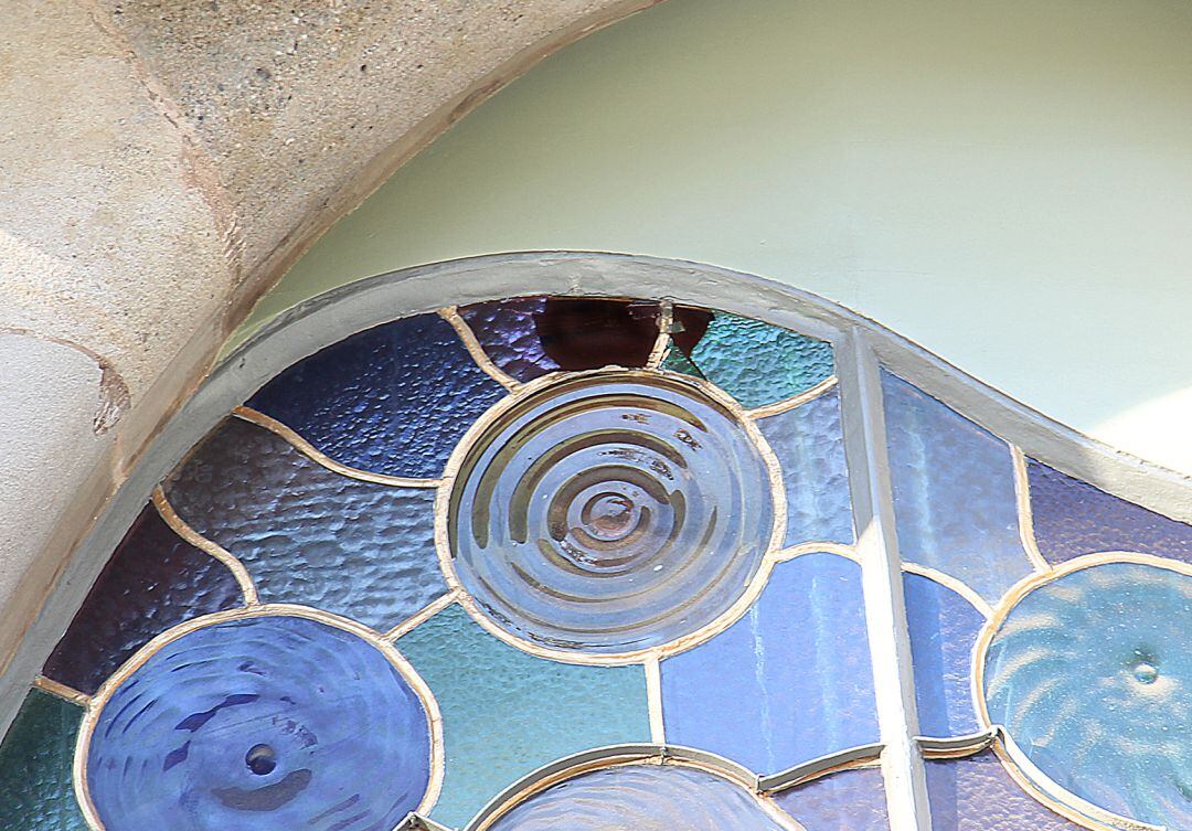 Imatges difoses per Casa Batlló on es veu un vitrall de la façana trencat