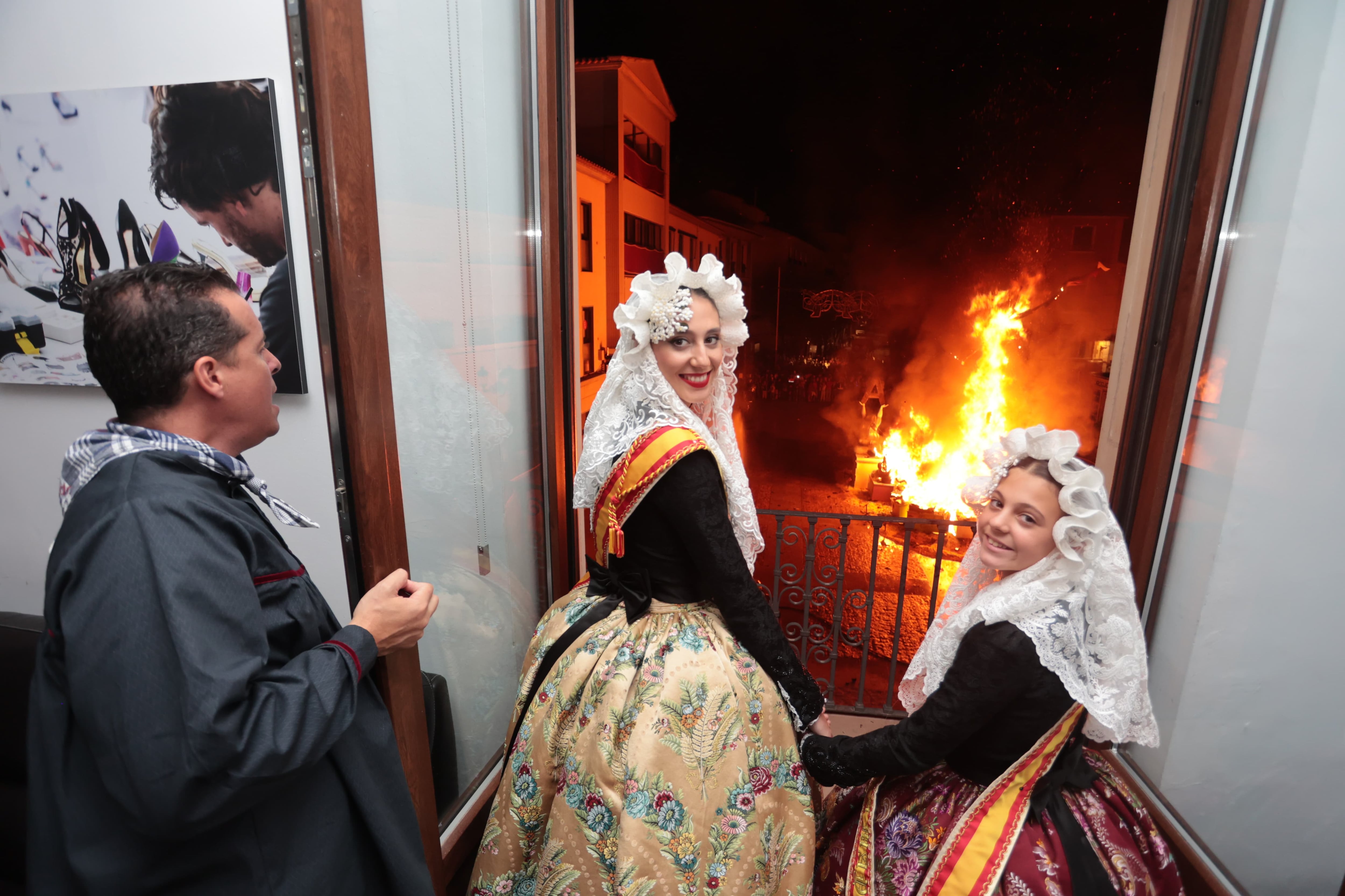 Rubén Alfaro, alcalde de Elda, junto a las Falleras Mayores de Elda 2024 en la Cremà.