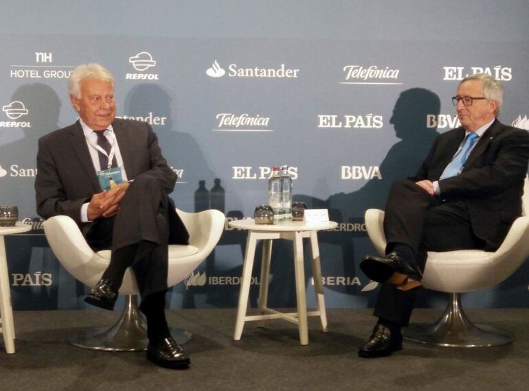 El presidente de la Comisión Europea, Jean-Claude Juncker (d), junto al expresidente español Felipe González (i), durante la conferencia organizada por el diario &quot;El País&quot; en Bruselas 