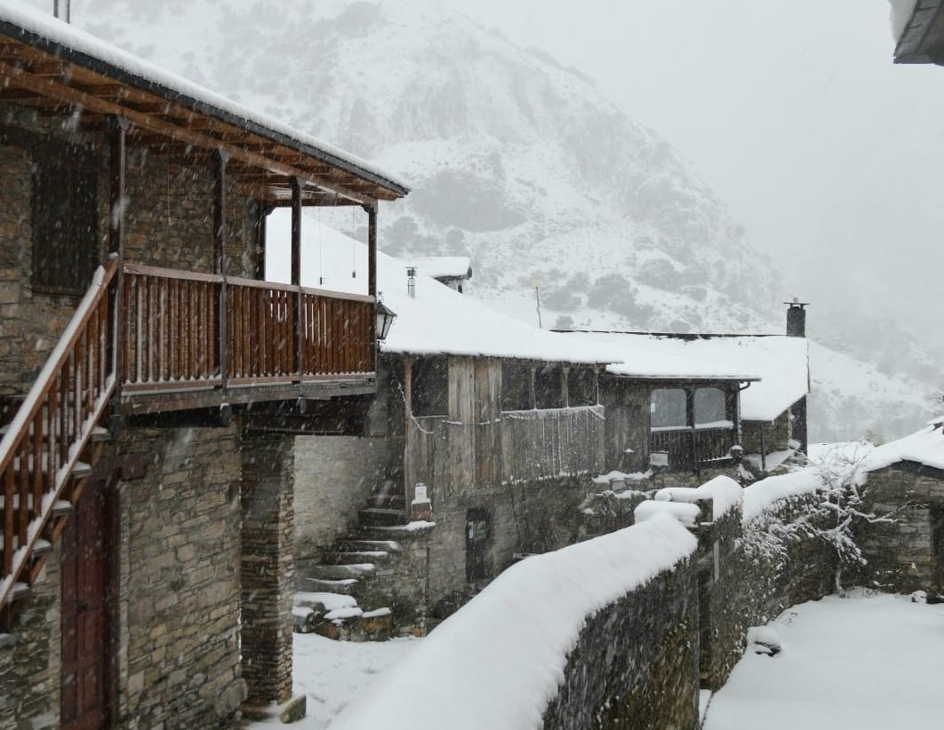 Estampa de Peñalba de Santiago con nieve