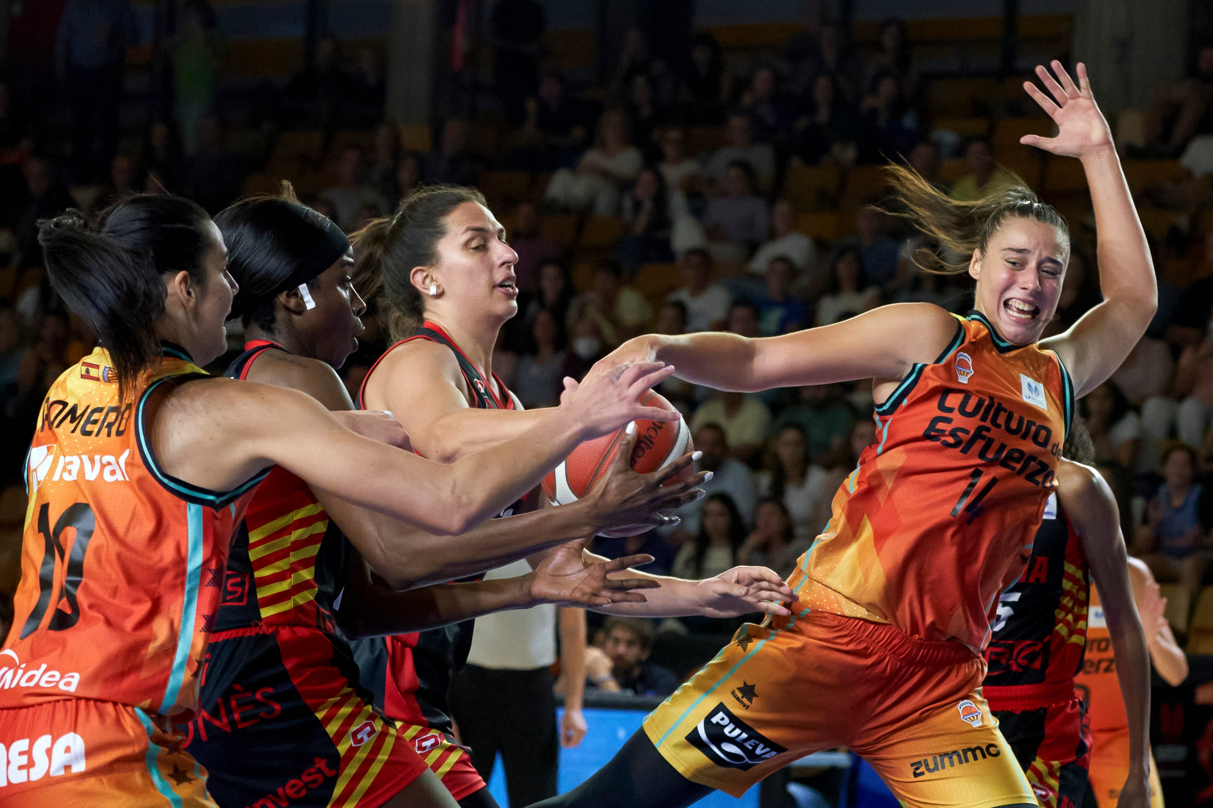 VITORIA, 09/10/2022.- La jugadora del Valencia Basket R. Carrera (d) lucha con María Araújo (2d), del Spar Girona, durante la final de la Supercopa femenina de baloncesto que se disputa hoy domingo en Vitoria. EFE/ L. Rico
