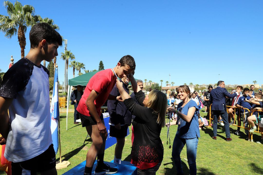 La alcaldesa entrega las medallas a los ganadores del Cross