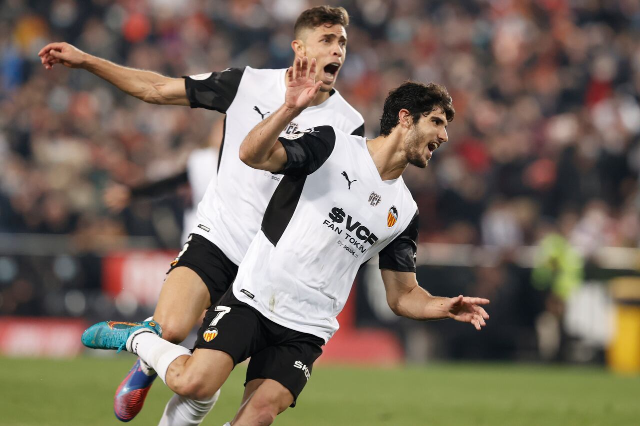 VALENCIA, 02/03/2022.- Los jugadores del Valencia, el portugués Gonçalo Guedes (d) y el brasileño Gabriel Paulista, celebran el primer gol del equipo valencianista durante el encuentro correspondiente a la vuelta de la semifinal de la Copa del Rey que disputan hoy miércoles frente al Athletic Club en el estadio de Mestalla, en Valencia. EFE / Kai Forsterling.
