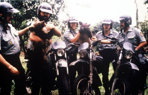 Los agentes del SEPRONA con Paca y Tola en brazos recogidas cuando eran oseznos tras perder a su madre a manos de un cazador furtivo. Año 1989.