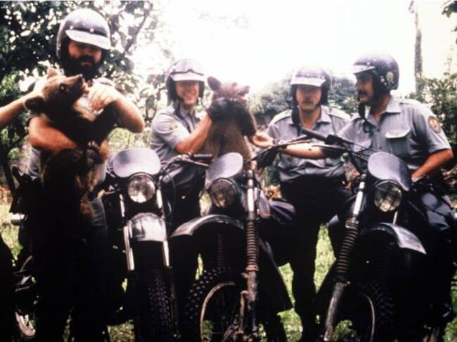 Los agentes del SEPRONA con Paca y Tola en brazos recogidas cuando eran oseznos tras perder a su madre a manos de un cazador furtivo. Año 1989.