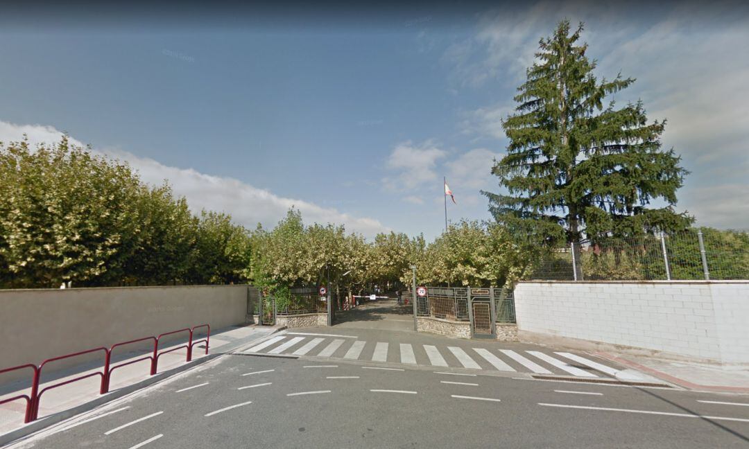 Entrada al centro recreativo militar de Logroño.