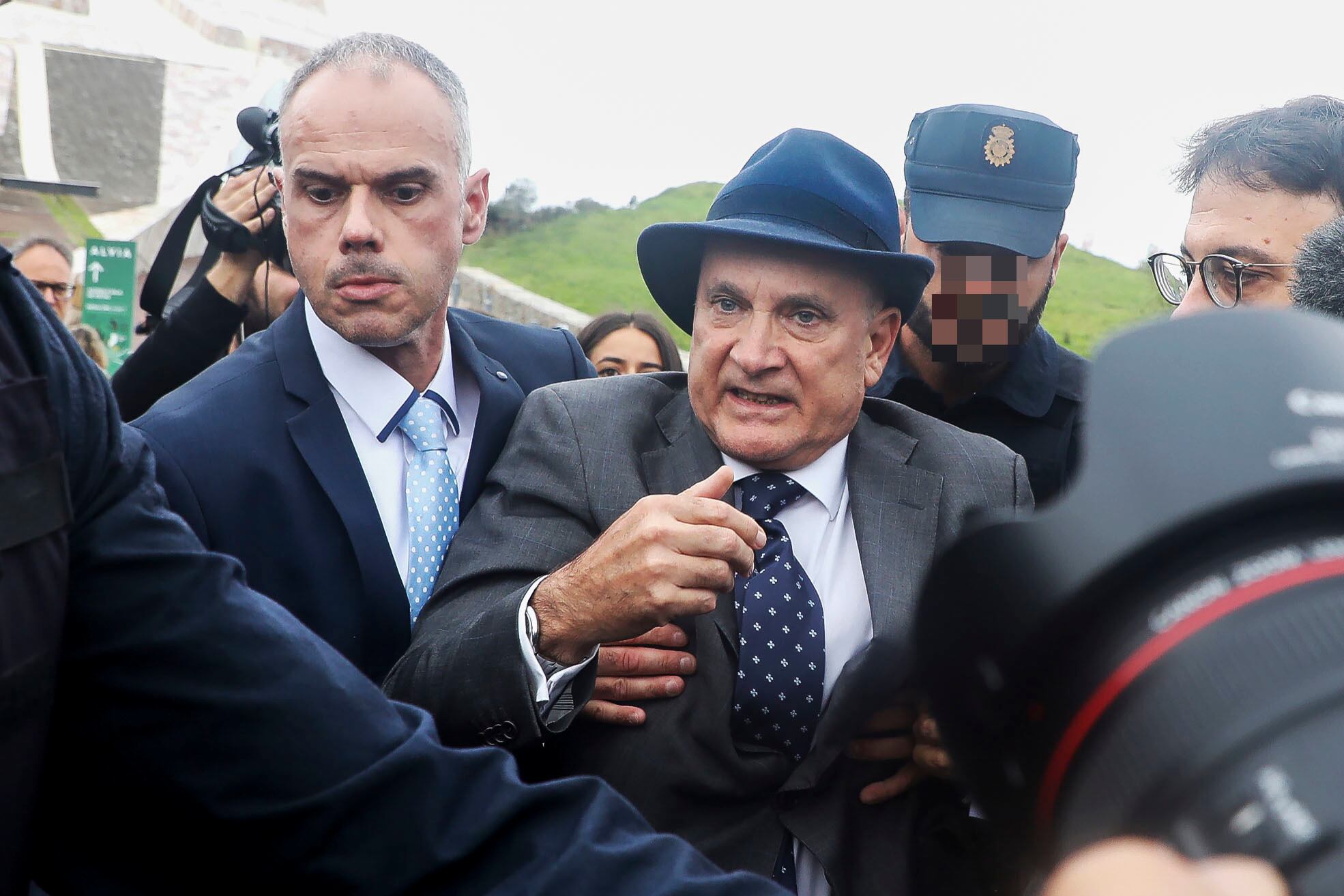 SANTIAGO DE COMPOSTELA, 05/10/2022.- El ex jefe de Seguridad de Adif, Andrés Cortabitarte uno de los acusados por el accidente del tren Alvia que descarriló en Santiago, provocando ochenta muertos y casi centenar y medio de heridos, es escoltado por la policía tras ser increpado y golpeado este miércoles tras el primer día del juicio del accidente que se desarrolla en la Ciudad de la Cultura de Santiago de Compostela. EFE/ Xoán Rey
