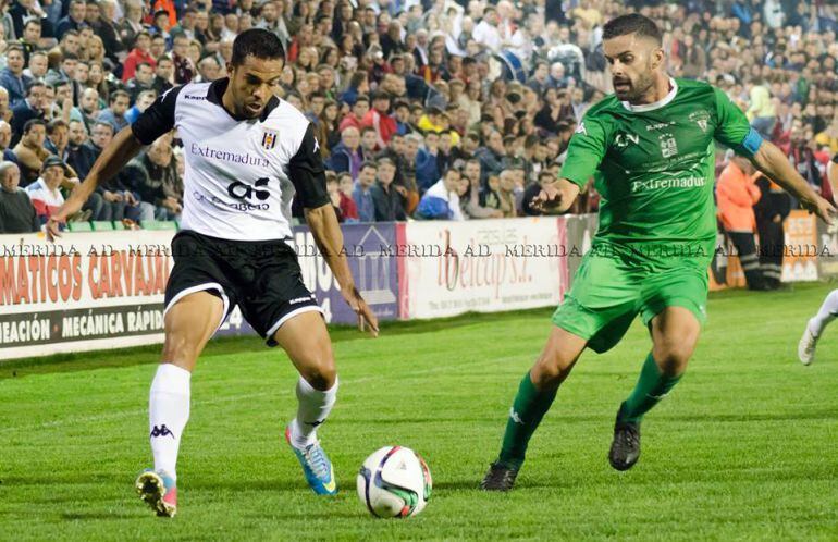 Joaqui, del Mérida, ante Pajuelo, del Villanovense, en el partido de la primera vuelta que finalizó con 2-2