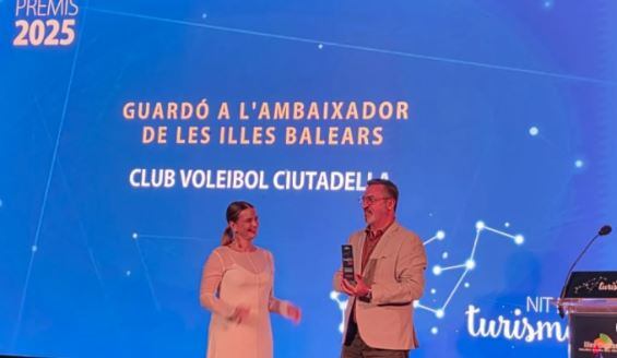 Andreu Hernández, president de l'Avarca, va rebre de mans de Marga Prohens  la distinció com ambaixadors de Balears.