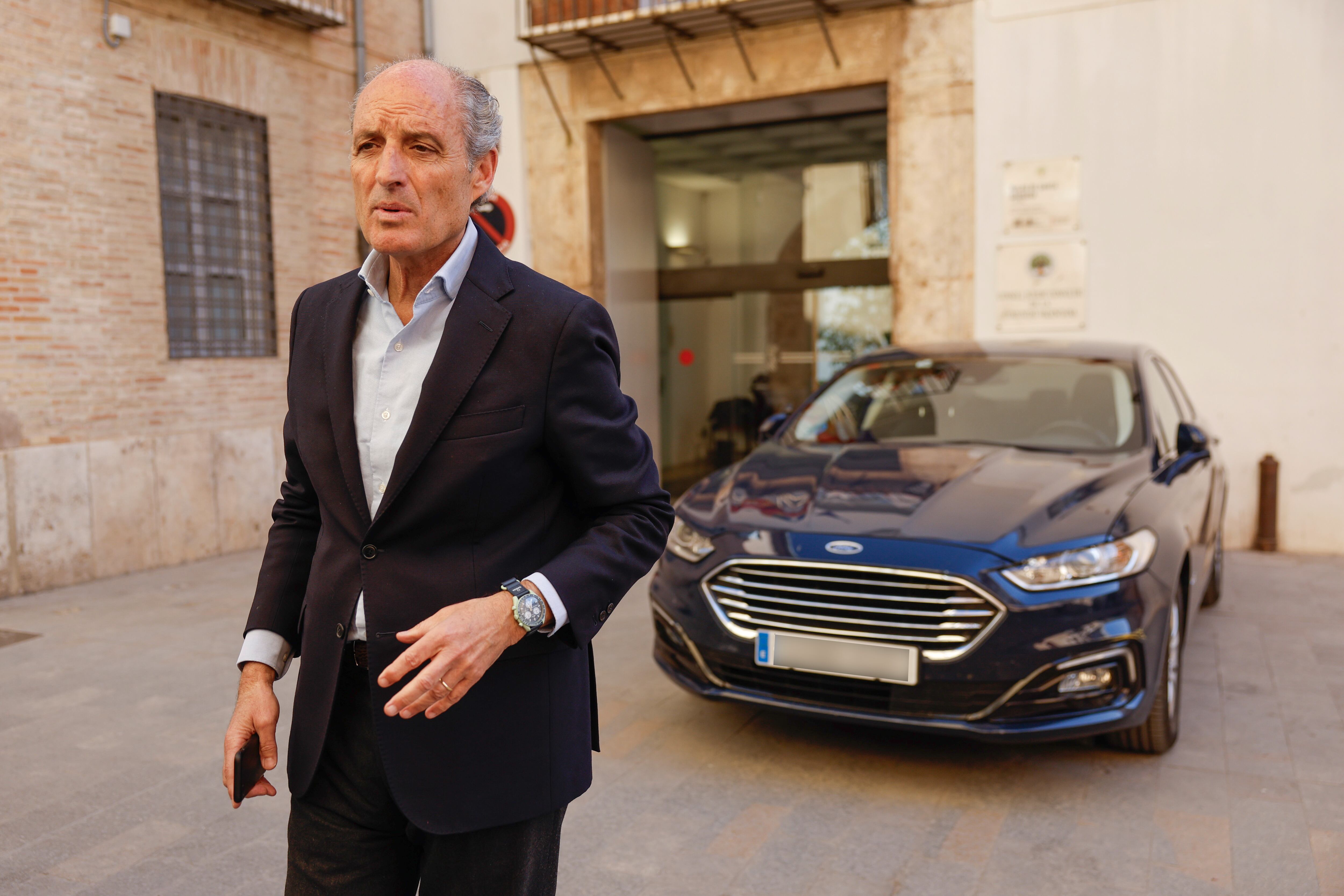 VALENCIA, 31/03/2026.- El expresident de la Generalitat Francisco Camps a su llegada este martes al Consejo Jurídico Consultivo para dar una rueda de prensa en Valencia, después de que el síndic de Compromís en Les Corts Valencianes, Joan Baldoví, denunciara ayer lunes que el expresident de la Generalitat ha gastado en un año 15.000 euros en combustible de su coche oficial para "hacer su campaña" interna en el Partido Popular. EFE/ Kai Forsterling