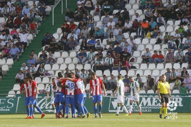 Los jugadores del Sporting celebran el primer gol.