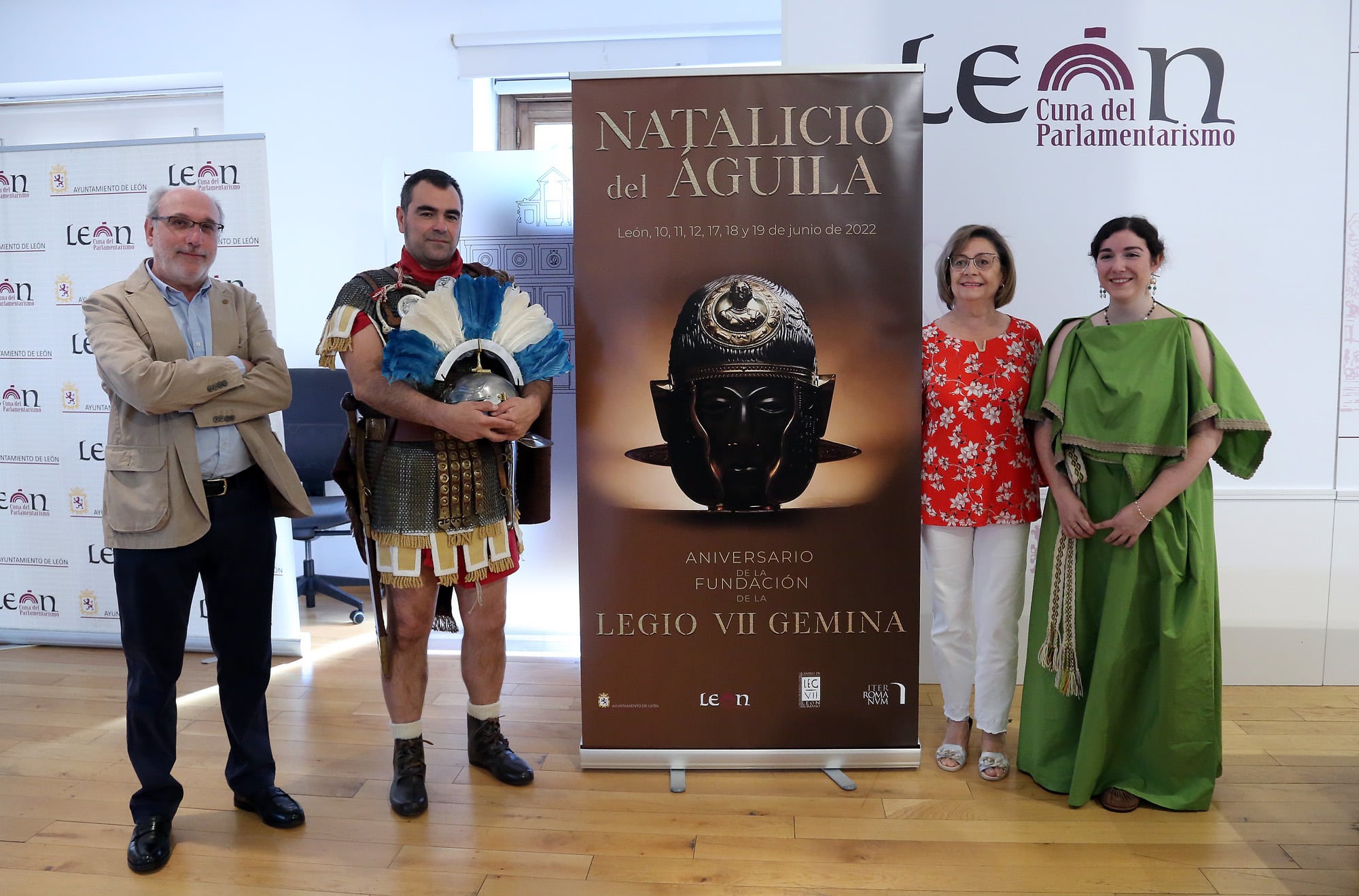 El arqueólogo municipal, Victorino García y la concejala de cultura, Evelia Fernández, durante la presentación del programa de actividades