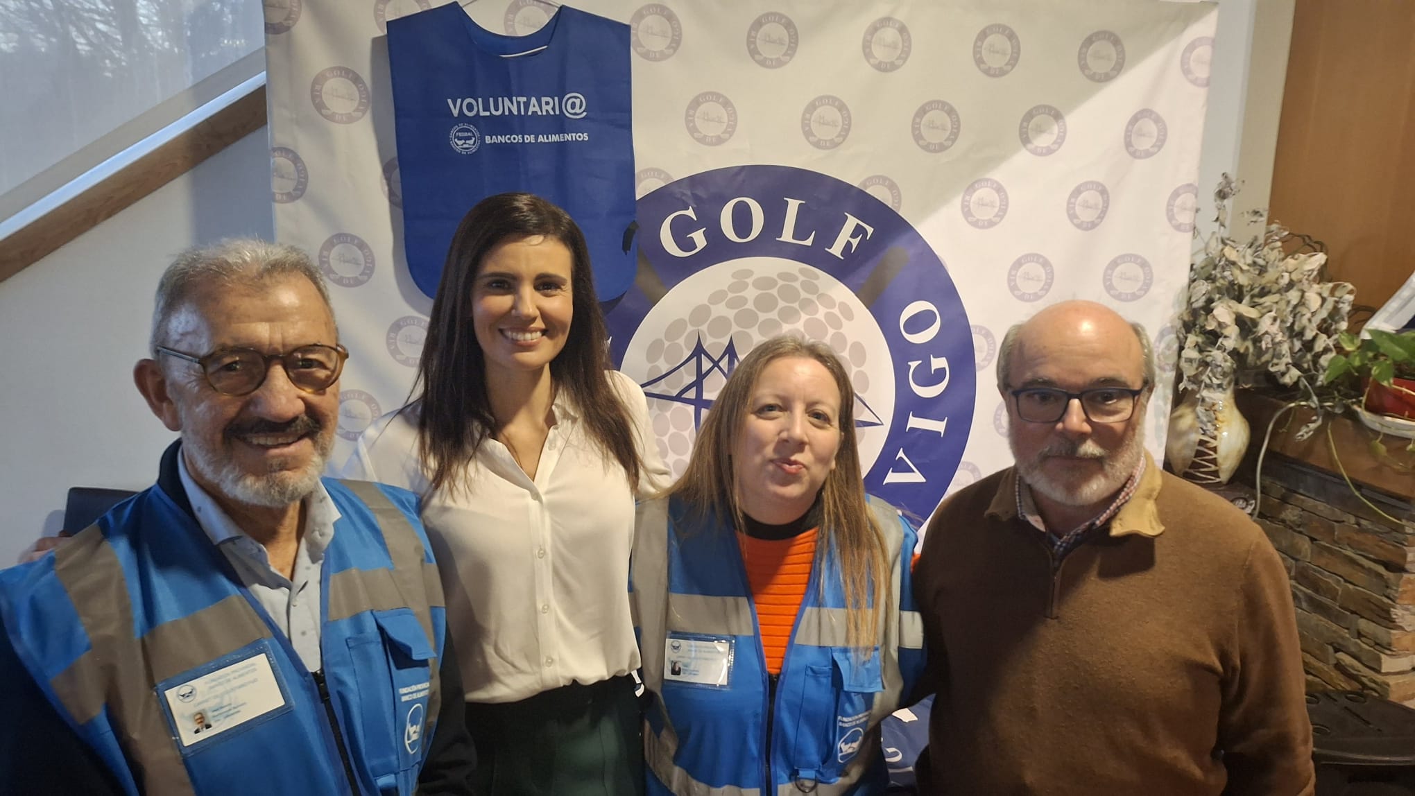 El presidente del Banco de alimentos, José Ramón Santamaría, junto  a la madrina de  la Gran Recogida de este año,  Diana Nogueira, la responsable de Comunicación, Ruth Villar y  el presidente del Club, José Carlos Vidal.