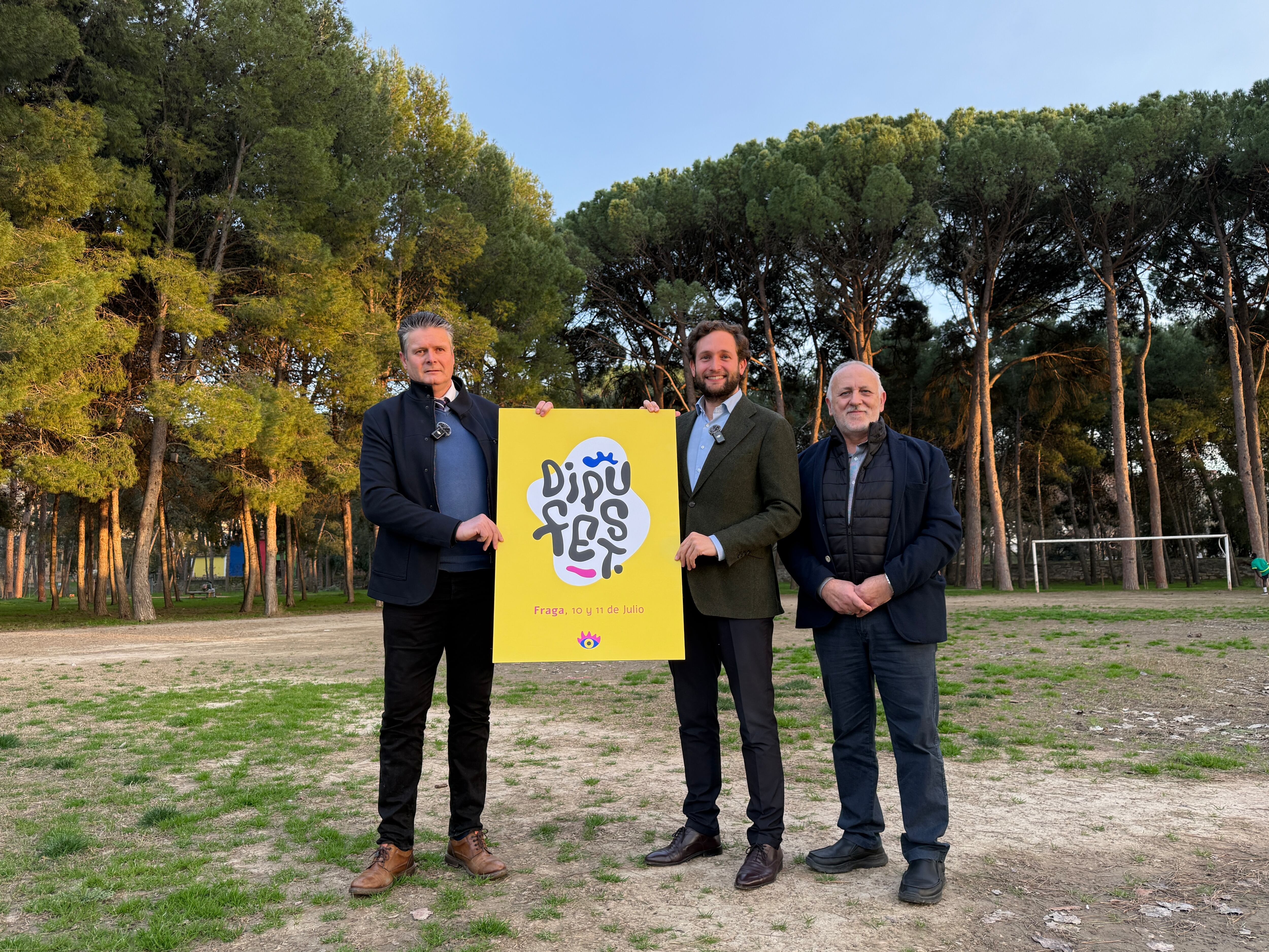 El presidente de la DPH, Isaac Claver, el alcalde de Fraga, José Ignacio Gramún y el diputado, Javier Catalán en la presentación del Dipufest 2026