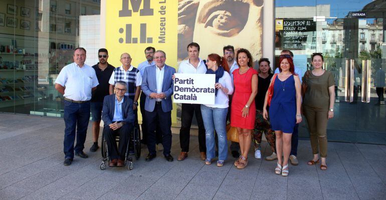 Associats del Partit Demòcrata de Catalunya davant del Museu de Lleida. 