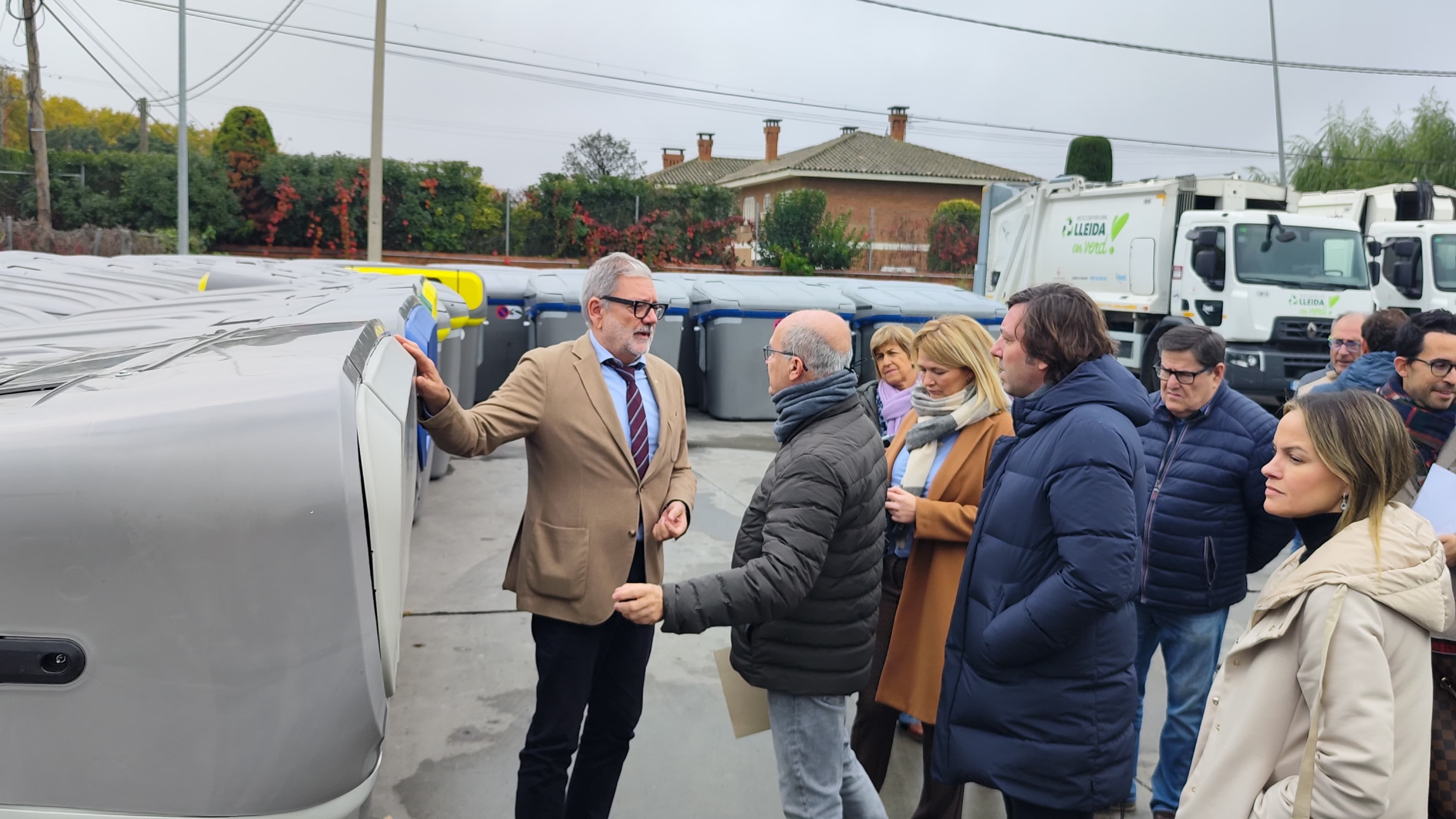 L&#039;alcalde, Fèlix Larrosa, ha visitat Ilnet i ha pogut veure alguns dels 121 nous contenidors de brossa que s&#039;instal·laran a partir de la setmana vinent en aquells carrers de Balàfia i Pardinyes on feien fins ara el porta a porta.