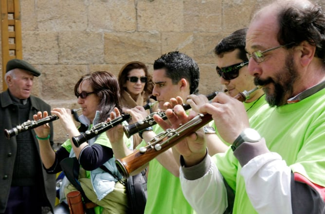 Un grupo de dulzaineros recorren las calles