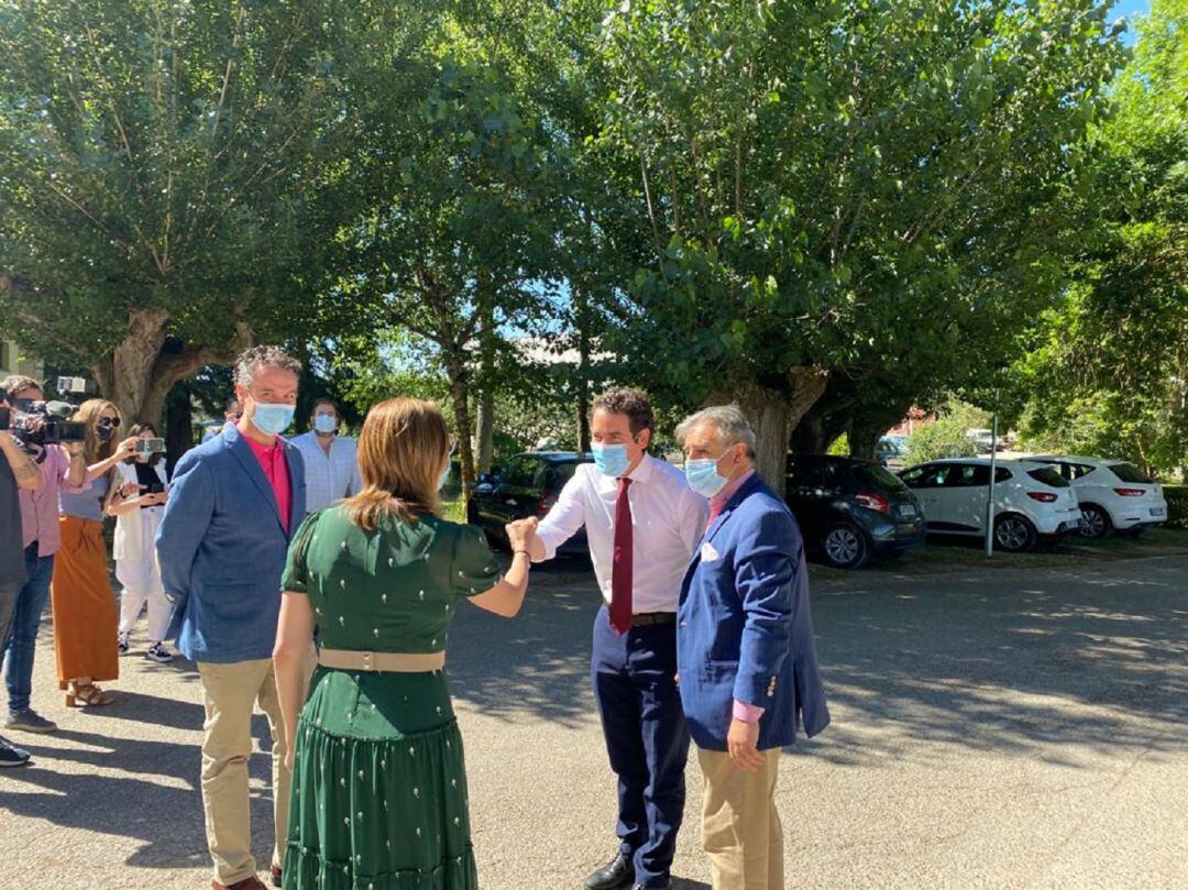 Egea saluda a la alcaldesa de Aranda, Raquel González, a su llegada a San Gabriel