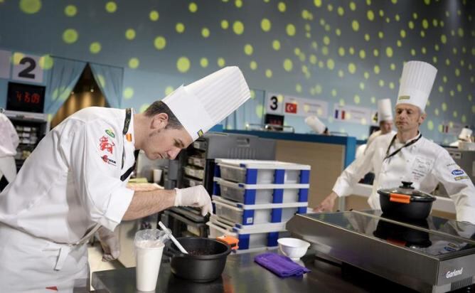 El chef español Alberto Moreno, en el concurso Bocuse d&#039;Or, bajo la atenta mirada del entrenador Jesús Almagro.