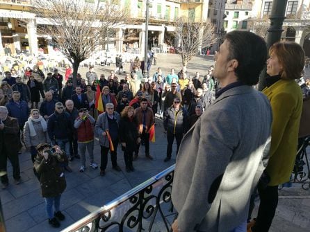 El diputado Rodrigo Jiménez junto a la responsable de VOX en la provincia Esther Nuñez durante la interpretación del himno nacional