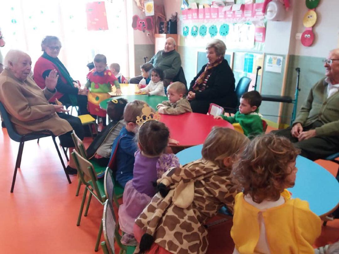 Actividad intergeneracional en una guardería de Macrosad.