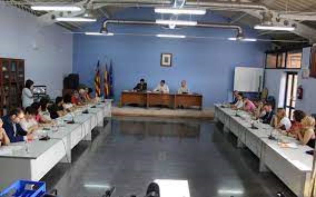 pleno en el salón de actos de la policía local