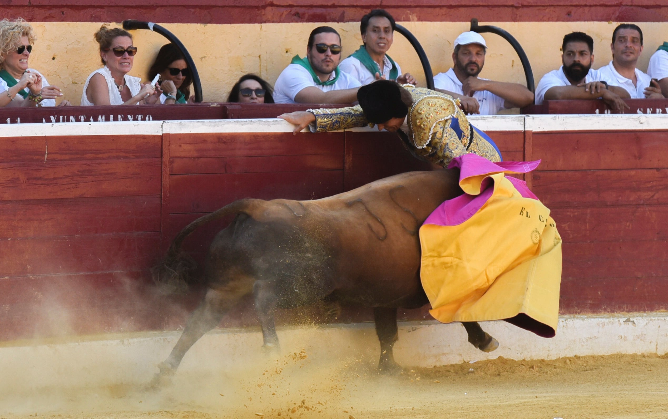 HUESCA, 12/08/2023.- El torero Manuel Díaz &quot;El cordobés&quot; sufre una cogida en la plaza de toros de Huesca este sábado. EFE/Javier Blasco
