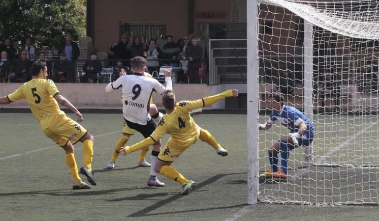 La defensa del Reus Deportiu intenta repel·lir una jugada d'atac.