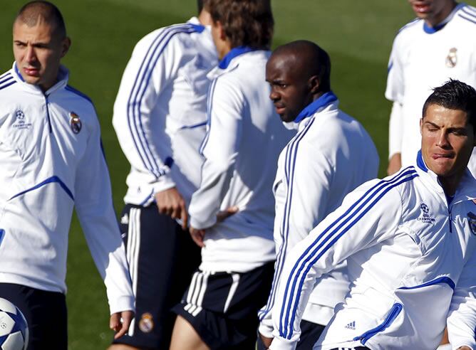 Lass, durante un entrenamiento junto a Cristiano Ronaldo y Benzema