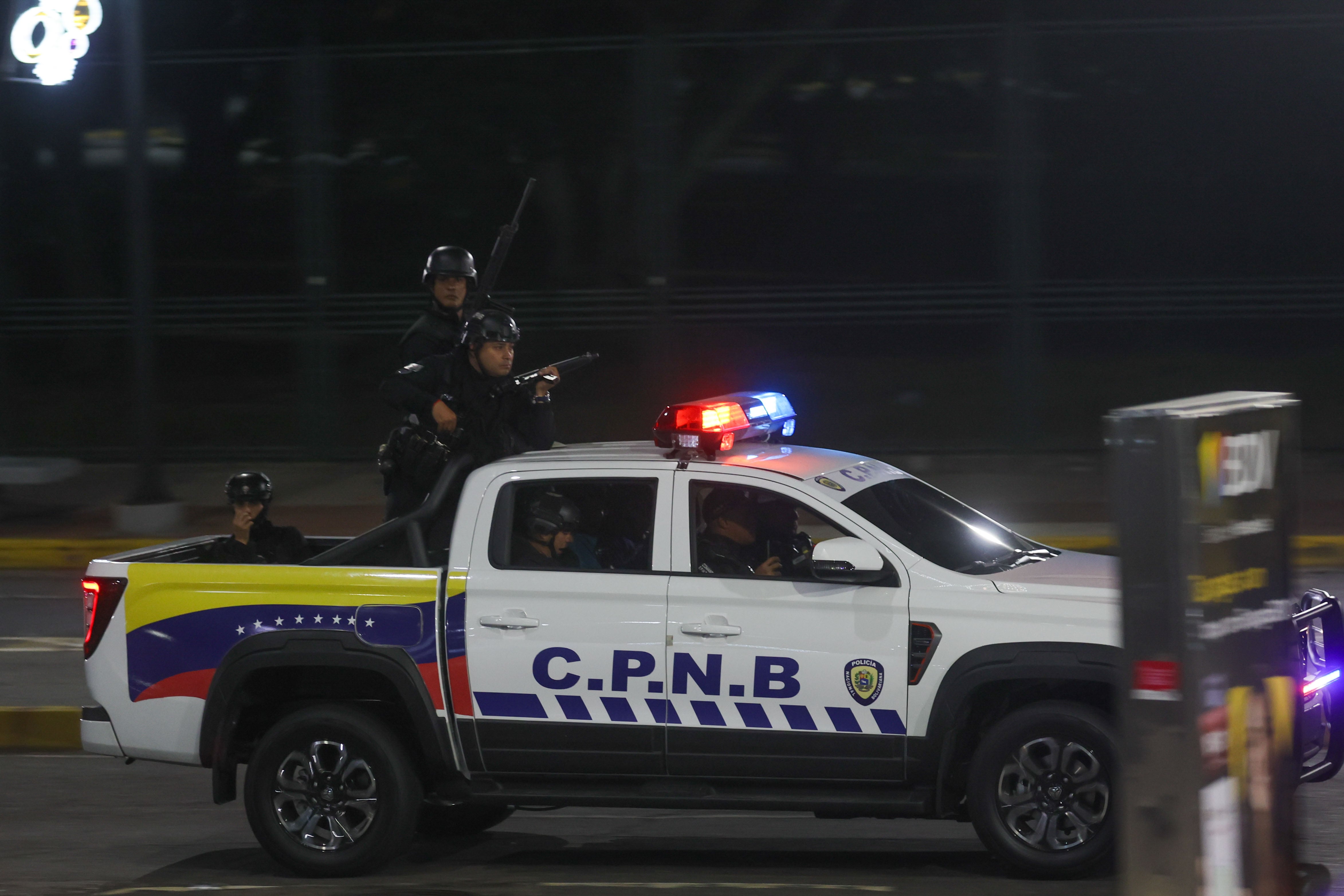 Caracas, 03/01/2026.- Militares por las calles de Caracas tras varias detonaciones y explosiones en la madrugada de este sábado, en unos momentos en que Venezuela ha denunciado "amenazas" del Gobierno del presidente de Estados Unidos, Donald Trump, por el despliegue militar en el Caribe y las advertencias de ataques terrestres. EFE/Miguel Gutiérrez