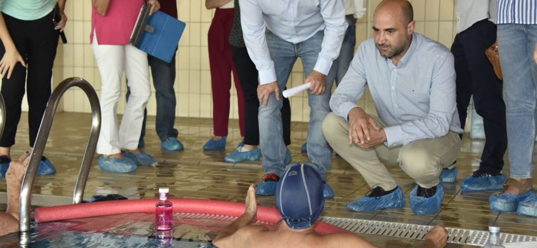 Jorge García, alcalde de Colmenar Viejo visitando las obras de reforma de la piscina de Santa Teresa