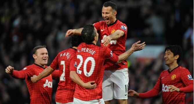 El jugador del Manchester United Robin Van Persie celebra con sus compañeros Ryan Giggs, Wayne Rooney, Patrick Carrick y Shinji Kagawa después de anotar un gol durante un partido entre Manchester United y Aston Villa en el estadio Old Trafford de Manchest