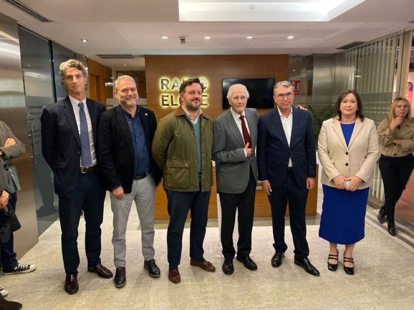 Inauguración exposición &quot;La Aventura de la Radio&quot; con Marcelo Garrigós, director de Radio Elche Cadena SER, Juan José Ruiz, rector de la UMH, Pablo Ruz, alcalde de Elche, Juan Garrigós, Presidente de la Fundación Radio Elche, Bernardo Guzmán director de la red de emisoras de la Cadena SER en la Comunitat Valenciana y Cristina Medina directora adjunta de Radio Elche Cadena SER