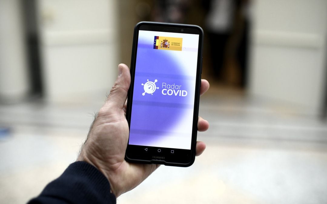 Una persona utiliza desde su teléfono móvil la aplicación ‘Radar Covid’ 