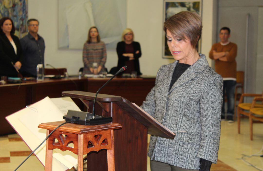 Lourdes Abad tomandob posesión de su cargo