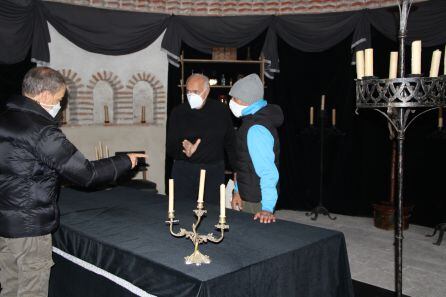 José Luis Moreno explica una escena en la iglesia de San Martín de Cuéllar