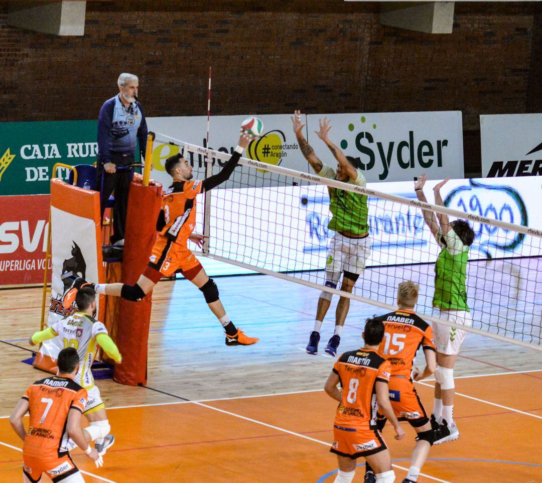 Encuentro entre el CV Teruel y el Urbia U Energía Voley Palma.