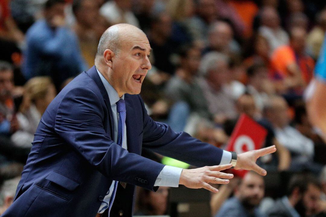 El entrenador del Valencia Basket, Jaume Ponsarnau durante el encuentro disputado en el pabellón de la Fuente de San Luis de Valencia contra el Turk Telekom Ankara correspondiente a la 7 jornada de la Eurocopa de baloncesto. 