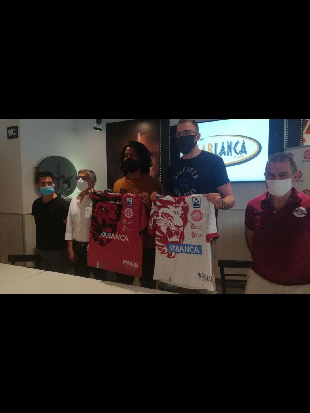 Semedo y Piechowski posan con la camiseta del Ademar