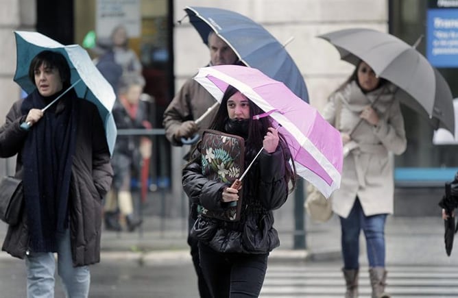 Los efectos del viento en una calle de Santander, el pasado viernes 16 de diciembre de 2011