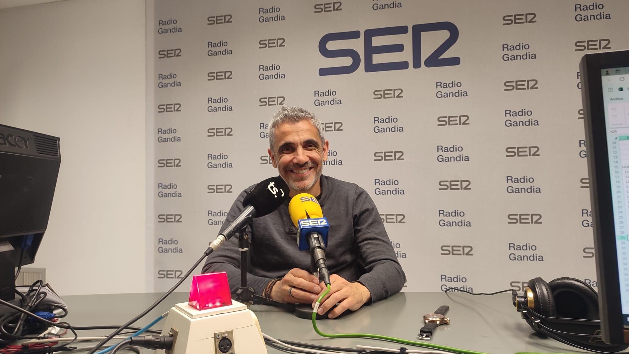 Francisco Martínez en los estudios de Radio Gandia Ser esta mañana.