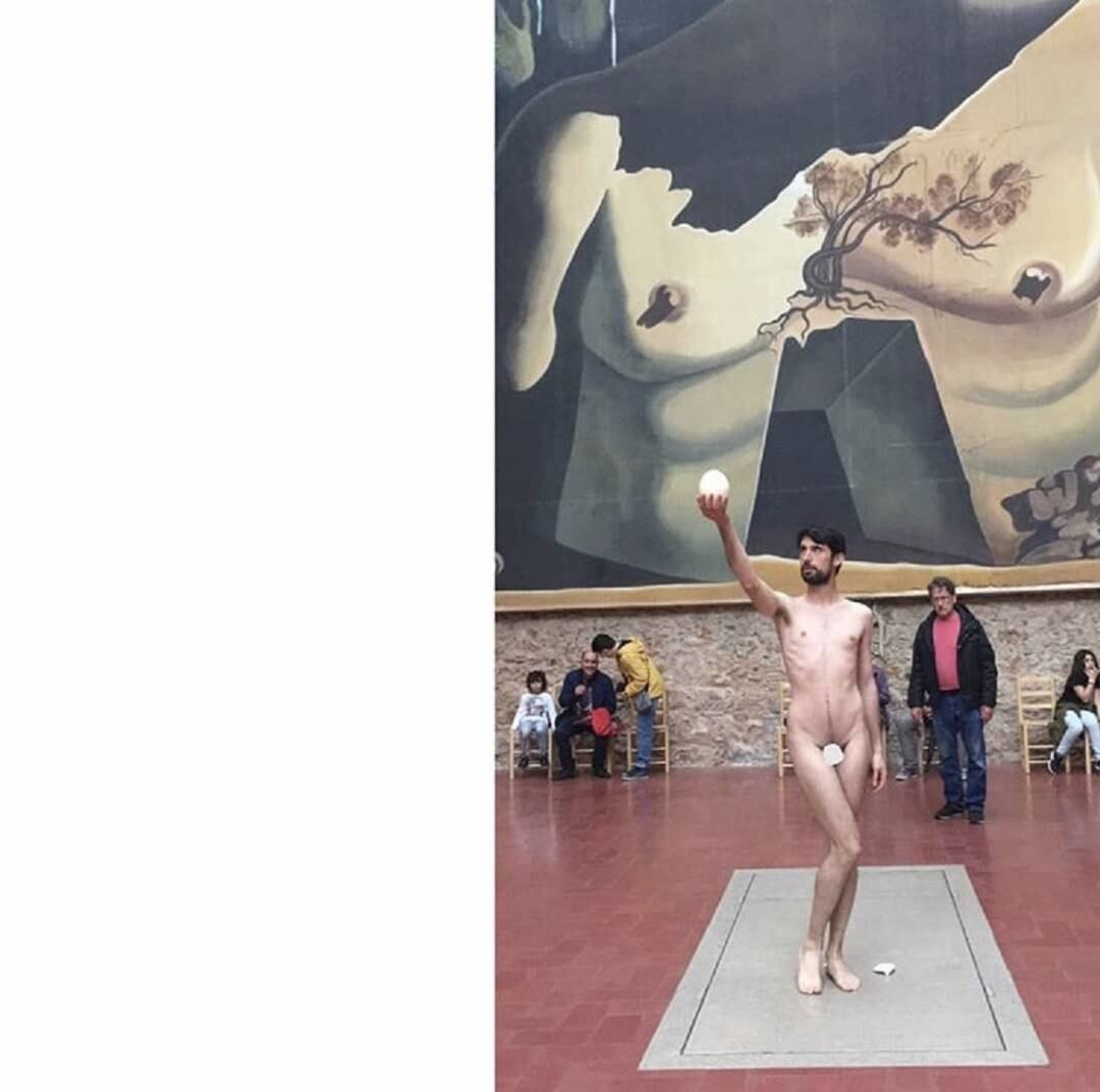 La performance sobre la tomba de Dalí